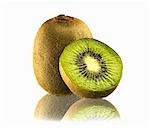 Les kiwis entiers et la moitié d'un fruit de kiwi avec réflexion