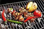 Brochettes de porc et les légumes sur la grille du barbecue