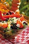 Salade grecque sur la table à l'extérieur