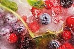 Verschiedene Beeren im Eisblock