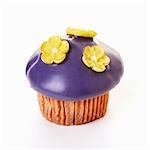 Muffin avec fleurs violettes de glaçage et de sucre