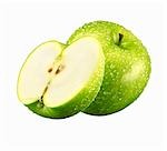 Pomme verte, ensemble et la moitié, avec des gouttes d'eau