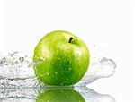 Pomme verte avec les projections d'eau