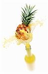 Éclaboussures de bouteille de jus d'ananas