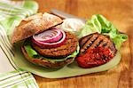 Burger au tofu sur pain aux raisins grillé champignons Portobello et poivrons rouges grillés