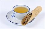 Racine de curcuma avec une tasse de thé
