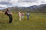 Groupe de femelles Parc National Ranger d'interprétation mènent une * randonnée découverte * dans la région de Eielson Parc National Denali en Alaska