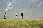 Weibliche US Nationalpark Interpretive Ranger Leades Gruppe auf ein * Entdeckung Wanderung * im Bereich Eielson Denali Nationalpark, Alaska