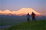 Besucher sehen den Sonnenaufgang am MtMcKinley in der Nähe von Eielson Visitor Center Denali Nationalpark, Alaska