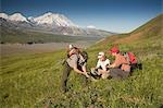 Parc national d'interprétation Ranger prend un jeune couple un * randonnée découverte * près de Eielson visitor center Parc National Denali en Alaska