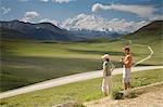 Junges paar Touristen Mt.McKinley und die Alaskakette von Stony Hill Aussichtspunkt in Denali NP Alaska Sommer anzeigen