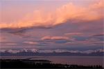 Cumulonimbus sur Kenai Mtns w/the lights de Homer Spit @ au coucher du soleil soirée d'été de la péninsule de Kenai