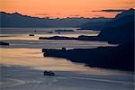 Sonnenuntergang mit Kreuzfahrt Schiff Richtung Norden in Stephens Passage westlich von Southeast Alaska Juneau