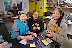 Aîné Yupik native femme enseigne les jeunes à du bourrelet travaille @ Akiak High School, à l'intérieur de l'ouest de l'Alaska
