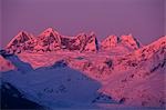 Alpenglühen leuchtet Mendenhall Türme über den Gletscher @ Sonnenaufgang Küste UT Southeast Alaska Winter