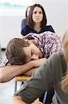 Élève du secondaire mâles endormi dans la classe
