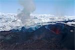 Volcan Eyjafjallajökull en éruption et cône de scories neufs, sud de l'Islande