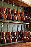 Violons suspendus dans l'atelier du Luthier