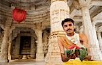 Homme tenant religieux offrant dans un temple, Temple Adinath, Temple Jain, Ranakpur, District de Pali, Udaipur, Rajasthan, Inde