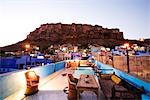 Ville avec fort dans le fond, le Fort de Meherangarh, Jodhpur, Rajasthan, Inde