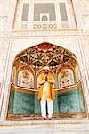 Mann stand in einem Fort, Amber Fort, Jaipur, Rajasthan, Indien