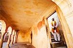 Homme debout dans un fort, Amber Fort, Jaipur, Rajasthan, Inde