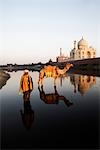 Sadhu debout dans la rivière avec le mausolée de l'arrière-plan, Taj Mahal, Agra, Uttar Pradesh, Inde