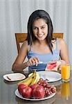 Femme jouissant de petit déjeuner, Gurgaon, Haryana, Inde