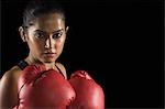 Portrait d'une jeune femme portant des gants de boxe