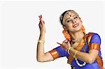 Femme assure Oakana de Bharatnatyam