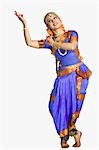 Frau Bharatnatyam dem klassischen Tanz von Indien durchführen