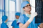 Chirurgien d'examiner un rapport de rayons x, Gurgaon, Haryana, Inde