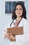 Portrait d'une femme médecin souriant, Gurgaon, Haryana, Inde