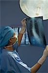 Femme chirurgien examine un rapport de rayons x, Gurgaon, Haryana, Inde