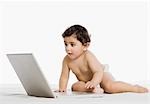 Petit garçon jouant avec un ordinateur portable