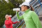 Frauen-Trinkwasser nach dem Workout, Green Lake Park, Seattle, Washington, USA