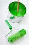 Pot de peinture et de rouleau de peinture vert