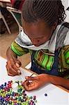 Femme travaillant avec des perles Kazuri, Nairobi, Kenya