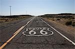 Route 66 signes peints sur autoroute, Californie orientale