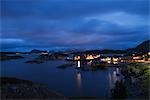 Fischerdorf auf den Lofoten, Norwegen, in der Nacht