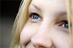 Femme blonde avec bleu souriant yeux