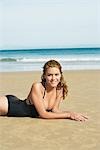 Junge Frau, Sonnenbaden am Strand