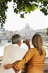 Couple sur le pont de photographier la cathédrale en Rome, Italie, vue arrière