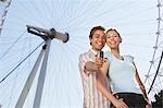 En vacances Couple photographier eux-mêmes avec le téléphone portable de London Eye
