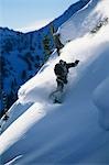 Snowboarder à flanc de montagne