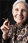 Hauts femme fumer un Cigarillo