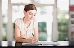 Jeune femme dans un bureau