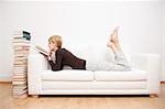 Frau auf dem Sofa ein Buch zu lesen
