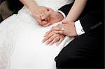 Gros plan de la mariée et le marié, main dans la main