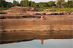 Fille de méditation de l'étang à SamPanBok, Province d'Ubon Ratchathani, Thaïlande